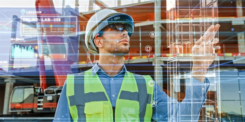 Ingeniero usando realidad aumentada en sitio industrial con modelo BIM superpuesto