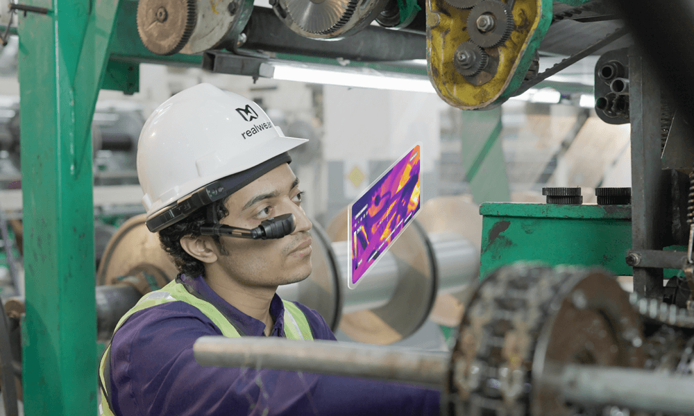 Trabajador industrial usando lentes inteligentes RealWear para inspección remota