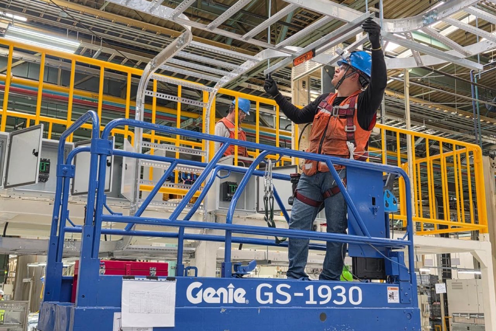 Técnicos de EMISA instalando charolas electromecánicas en sitio